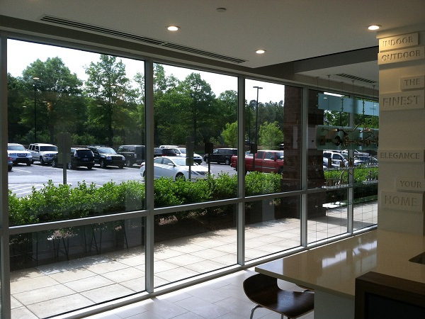 3 Advantages of Tinted Glass for Storefront Windows