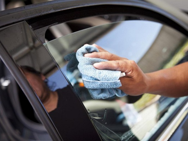 Choosing a Cleaning Solution for Window Tint Near Me